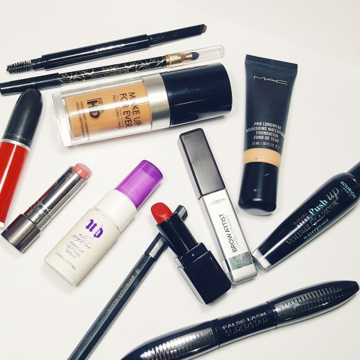 makeup packing list, travel tips, makeup on holiday, what makeup to carry when travelling