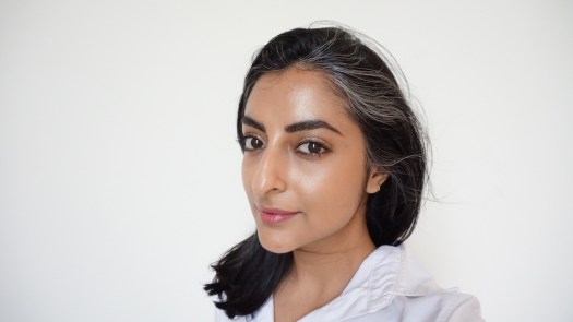 Marc-Jacobs-Dew- Drops-Coconut-Gel Highlighter-review, makeup, highlighter, best highlighters for hot weather, natural highlighter, highlighter for Indian skin tones, NC42-medium-Indian-skintone-highlighter